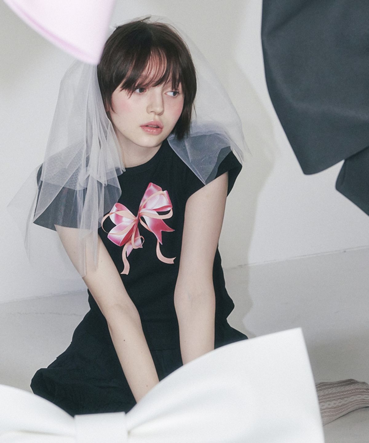론론(RONRON) DOUBLE RIBBON SLIM CROP T SHIRT BLACK PINK