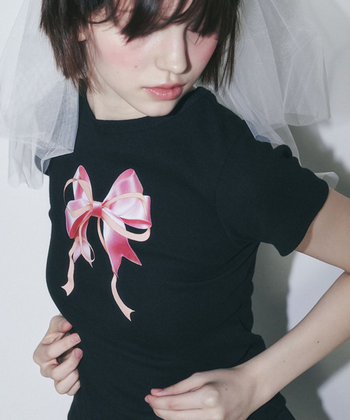 론론(RONRON) DOUBLE RIBBON SLIM CROP T SHIRT BLACK PINK