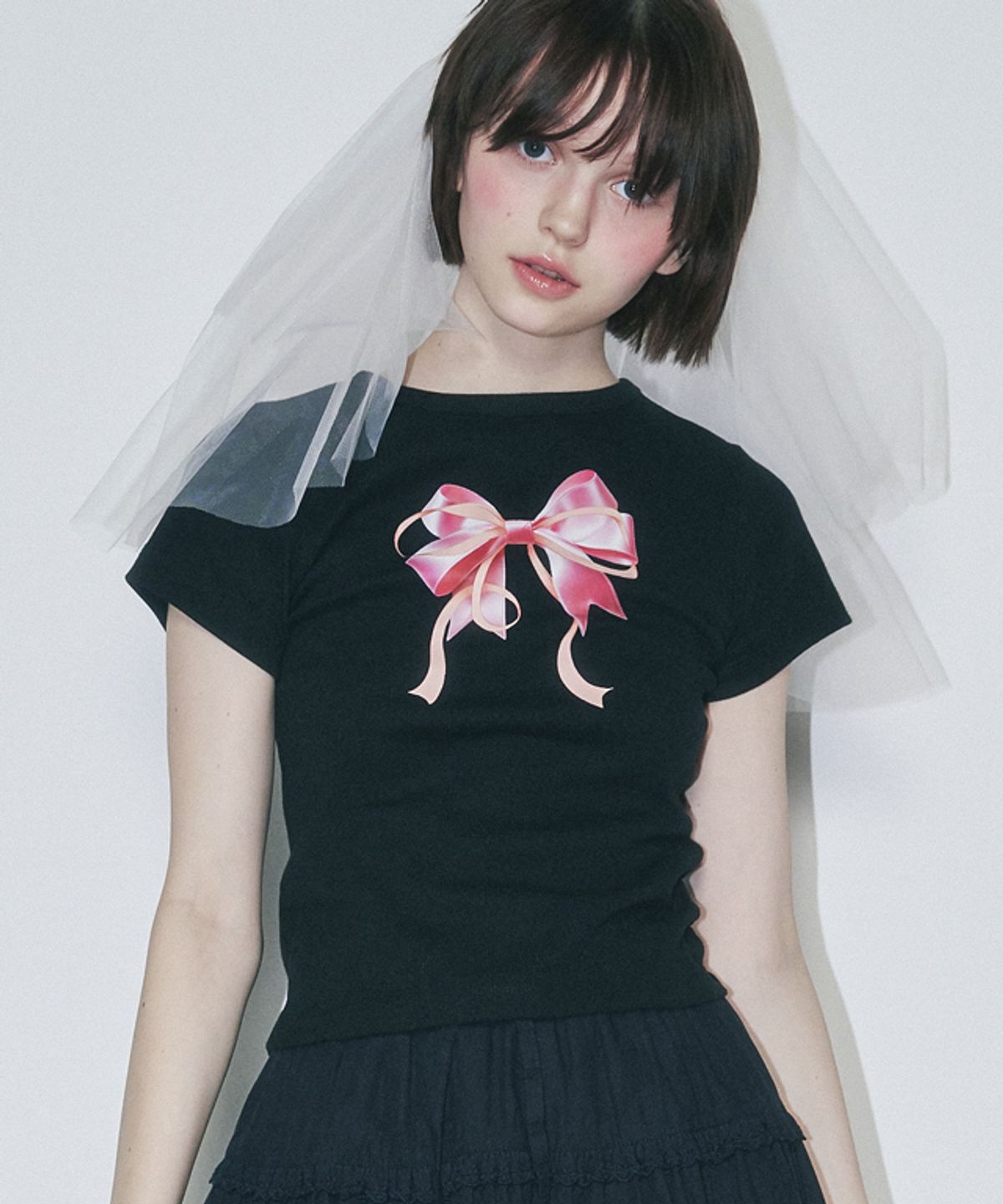 론론(RONRON) DOUBLE RIBBON SLIM CROP T SHIRT BLACK PINK