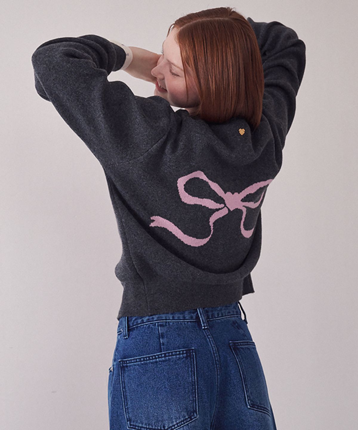 론론(RONRON) HEART RIBBON JACQUARD KNIT CARDIGAN CHARCOAL