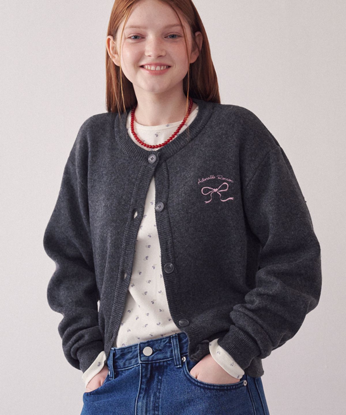론론(RONRON) HEART RIBBON JACQUARD KNIT CARDIGAN CHARCOAL