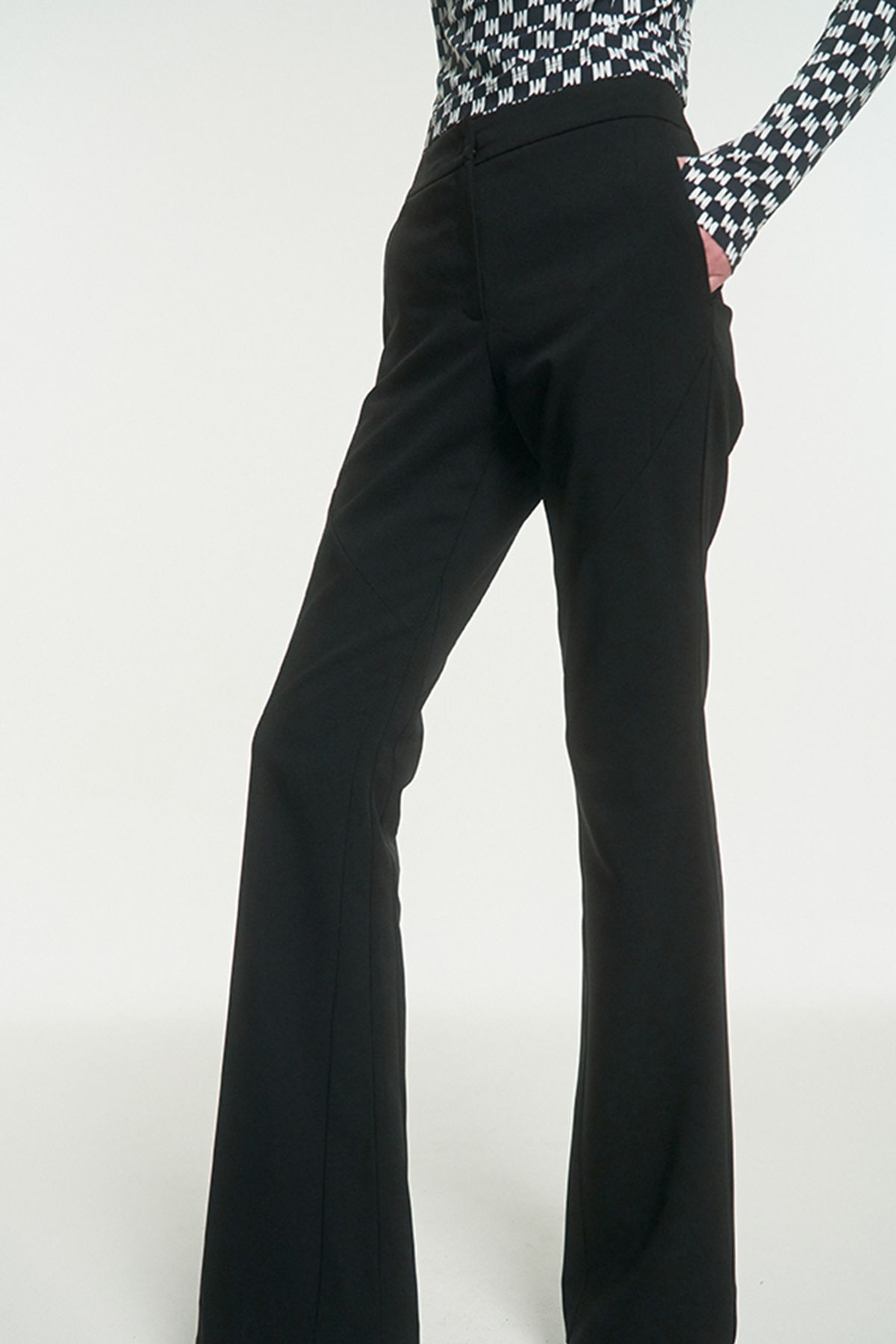 메아(MEA) PANELED SLIM TROUSERS [BLACK]