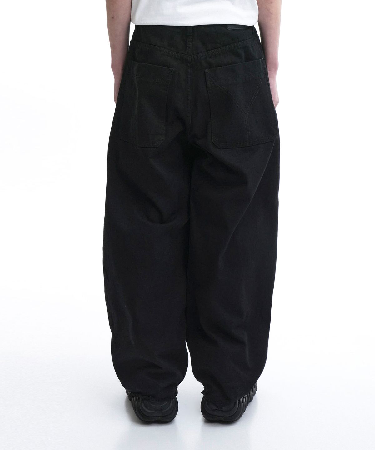 오픈야드(오와이)(OPENYARD(OY)) RAW HEM STITCHED WIDE VOLUME PANTS - BLACK
