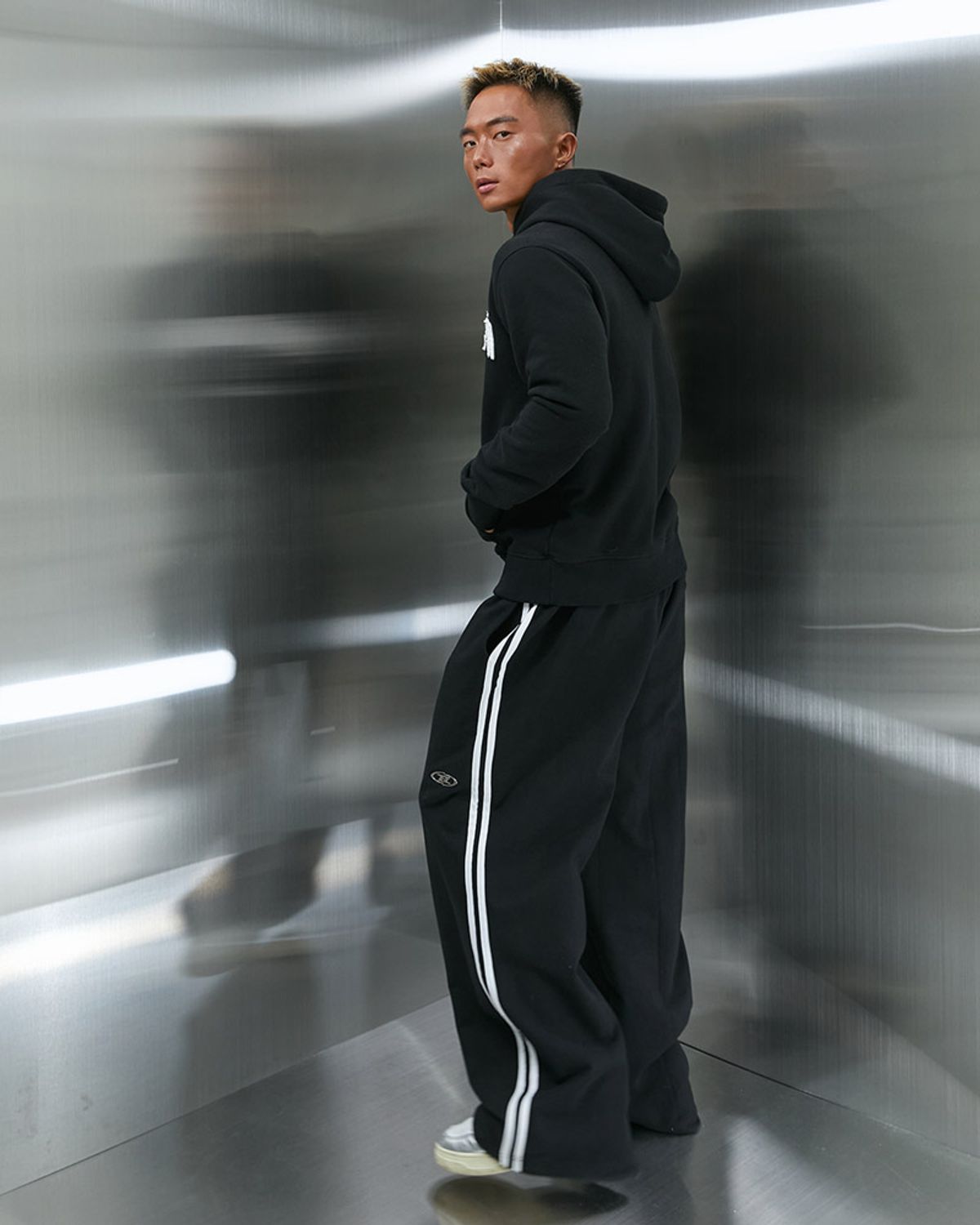 본투윈(BORN TO WIN) BORNTOWIN PATCH MUSCLE FIT HOODIE [BLACK]