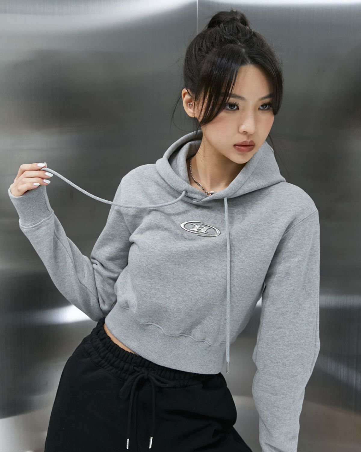 본투윈(BORN TO WIN) BIG CHROME B LOGO CROP HOODIE [MELANGE GREY]