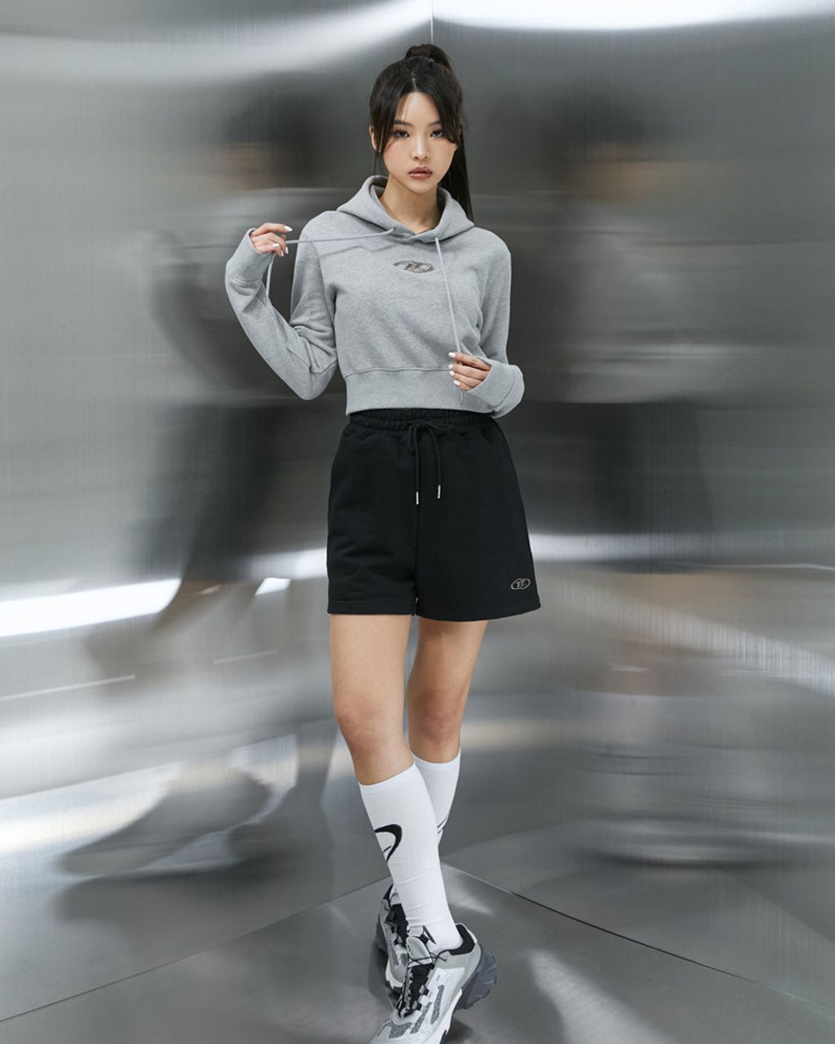 본투윈(BORN TO WIN) BIG CHROME B LOGO CROP HOODIE [MELANGE GREY]
