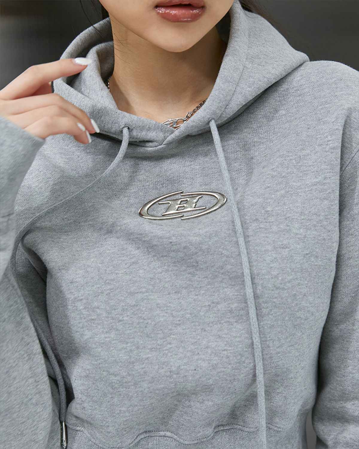 본투윈(BORN TO WIN) BIG CHROME B LOGO CROP HOODIE [MELANGE GREY]
