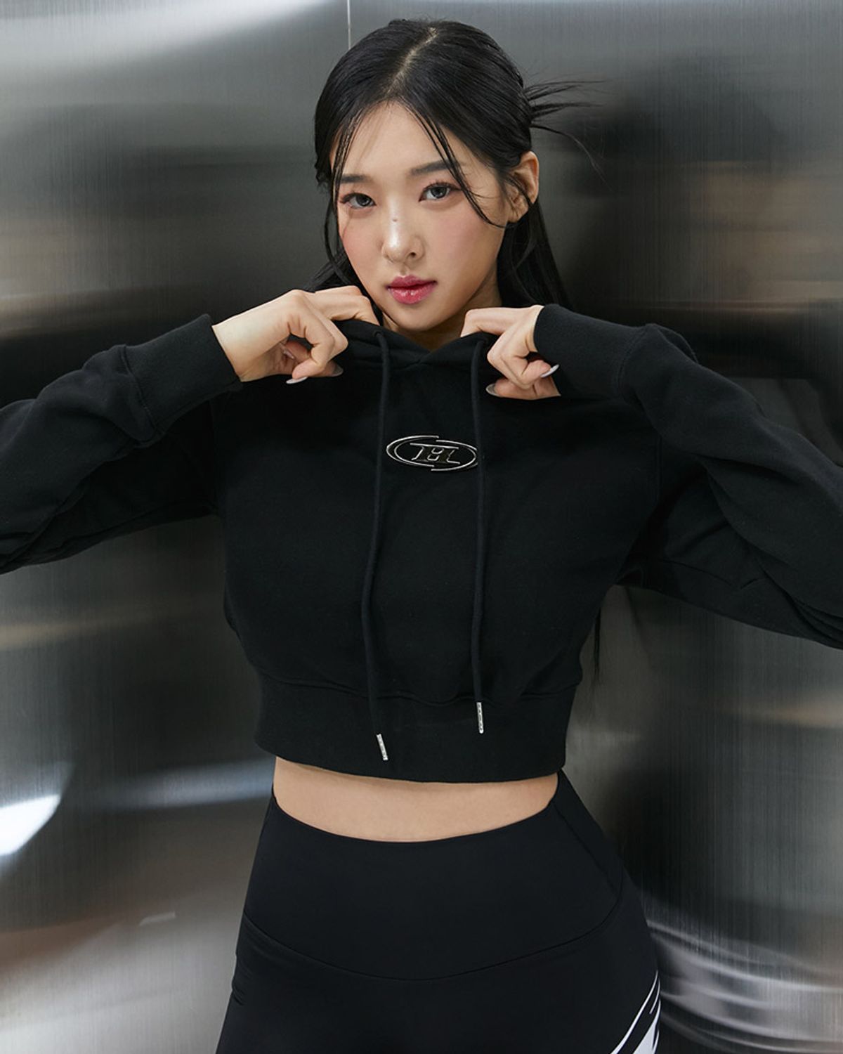 본투윈(BORN TO WIN) BIG CHROME B LOGO CROP HOODIE [BLACK]