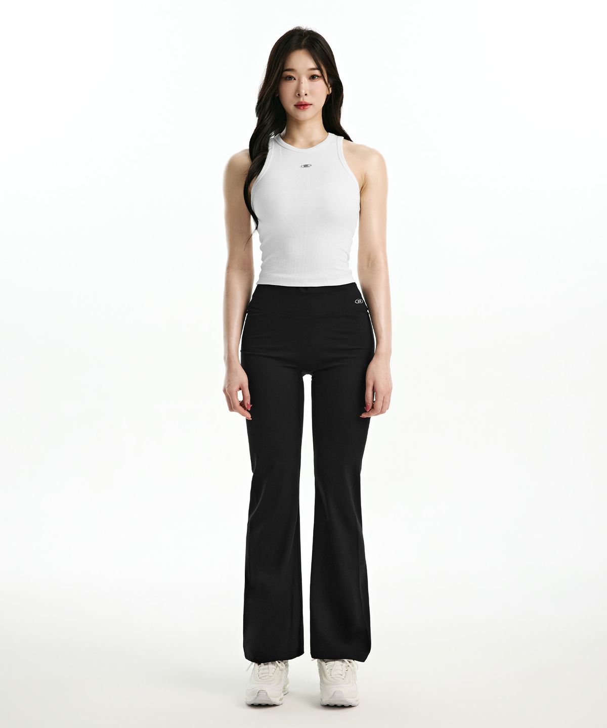 본투윈(BORN TO WIN) B PENDANT RIBBED SEMI CROP SLEEVELESS [WHITE]