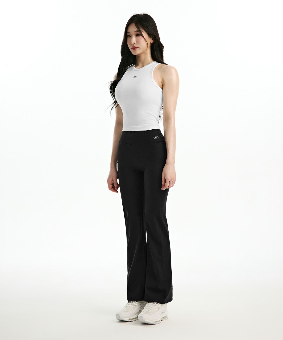 본투윈(BORN TO WIN) B PENDANT RIBBED SEMI CROP SLEEVELESS [WHITE]