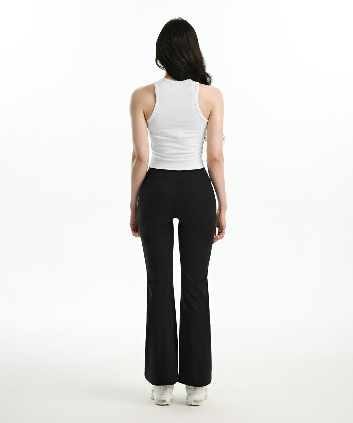 본투윈(BORN TO WIN) B PENDANT RIBBED SEMI CROP SLEEVELESS [WHITE]