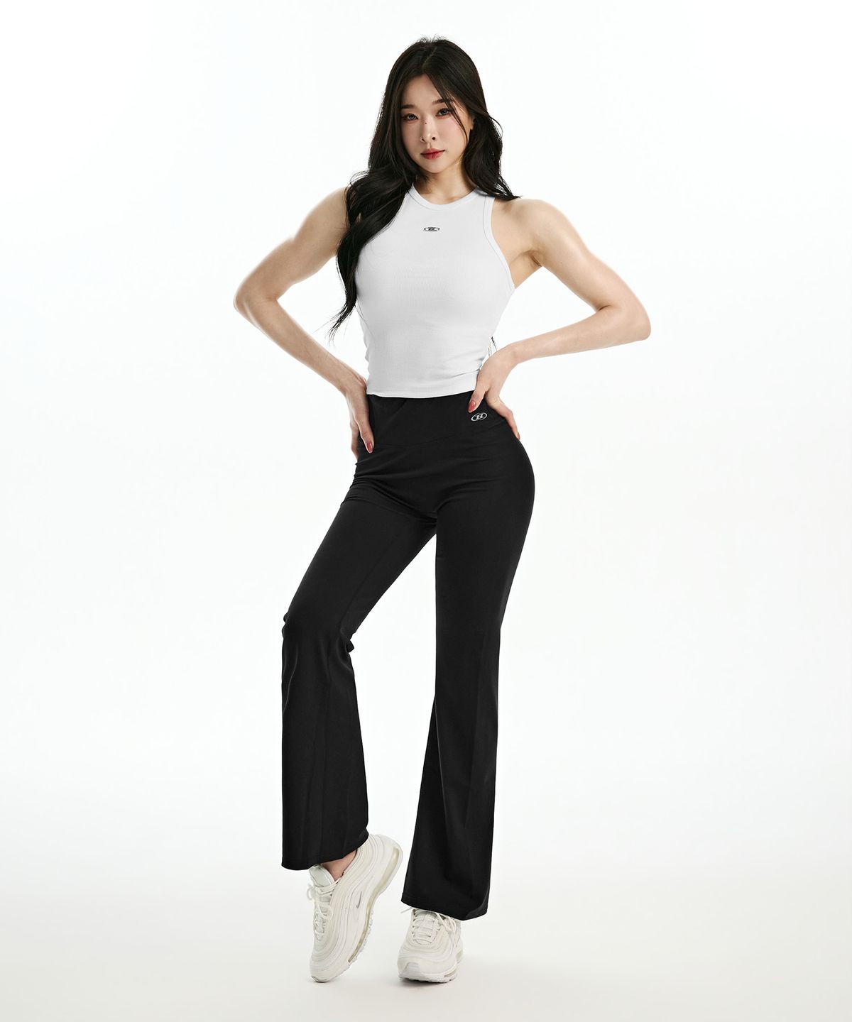 본투윈(BORN TO WIN) B PENDANT RIBBED SEMI CROP SLEEVELESS [WHITE]