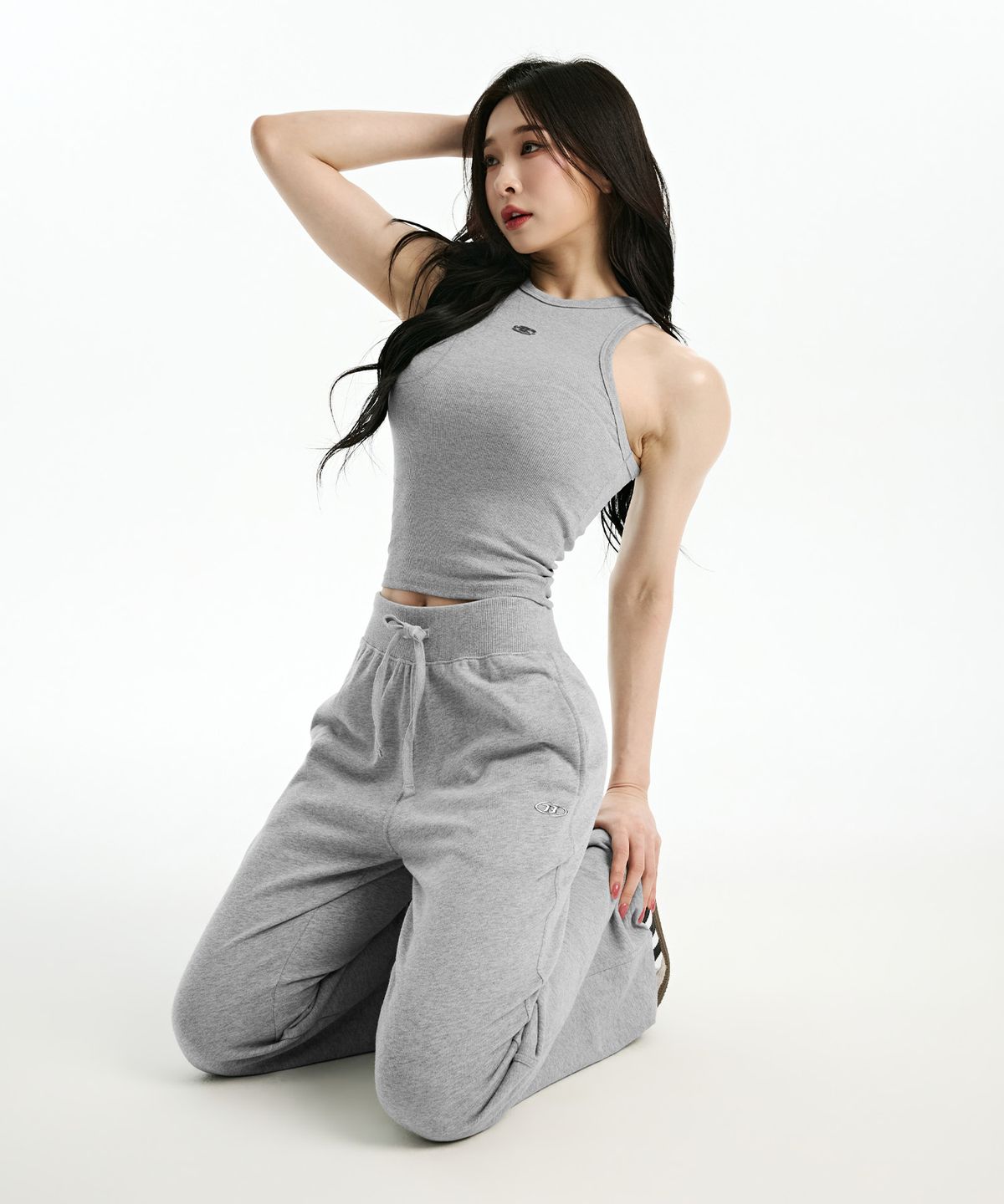 본투윈(BORN TO WIN) B PENDANT RIBBED SEMI CROP SLEEVELESS [MELANGE GREY]