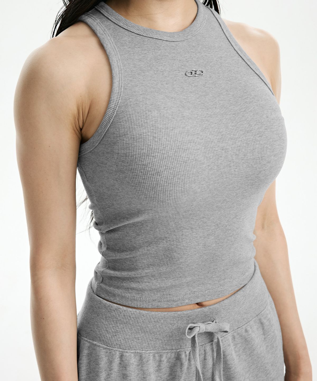 본투윈(BORN TO WIN) B PENDANT RIBBED SEMI CROP SLEEVELESS [MELANGE GREY]