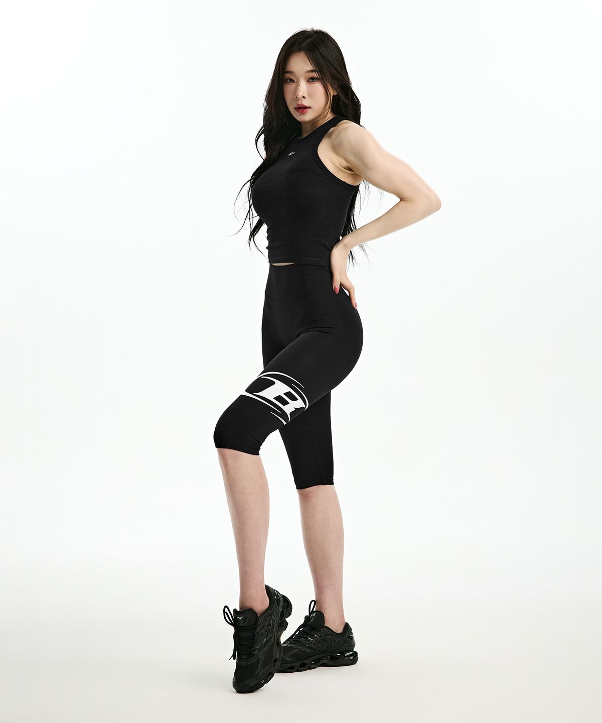 본투윈(BORN TO WIN) B PENDANT RIBBED SEMI CROP SLEEVELESS [BLACK]