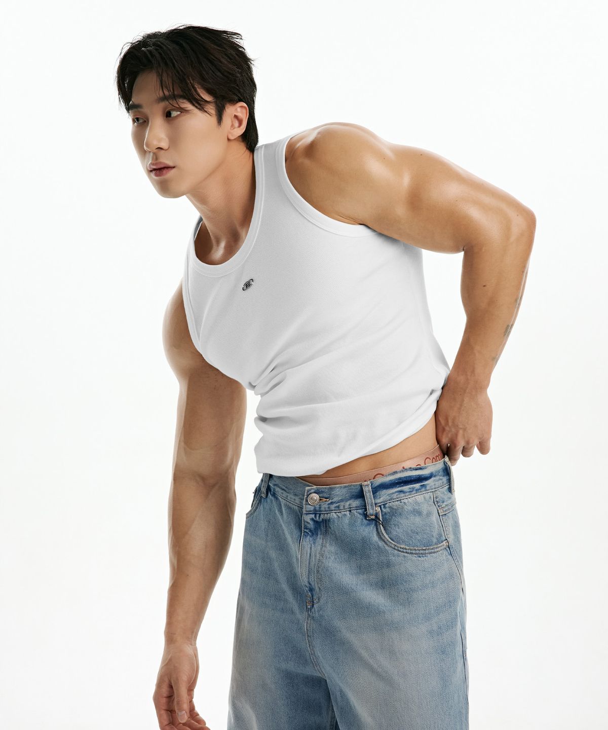 본투윈(BORN TO WIN) B PENDANT RIBBED SLEEVELESS [WHITE]