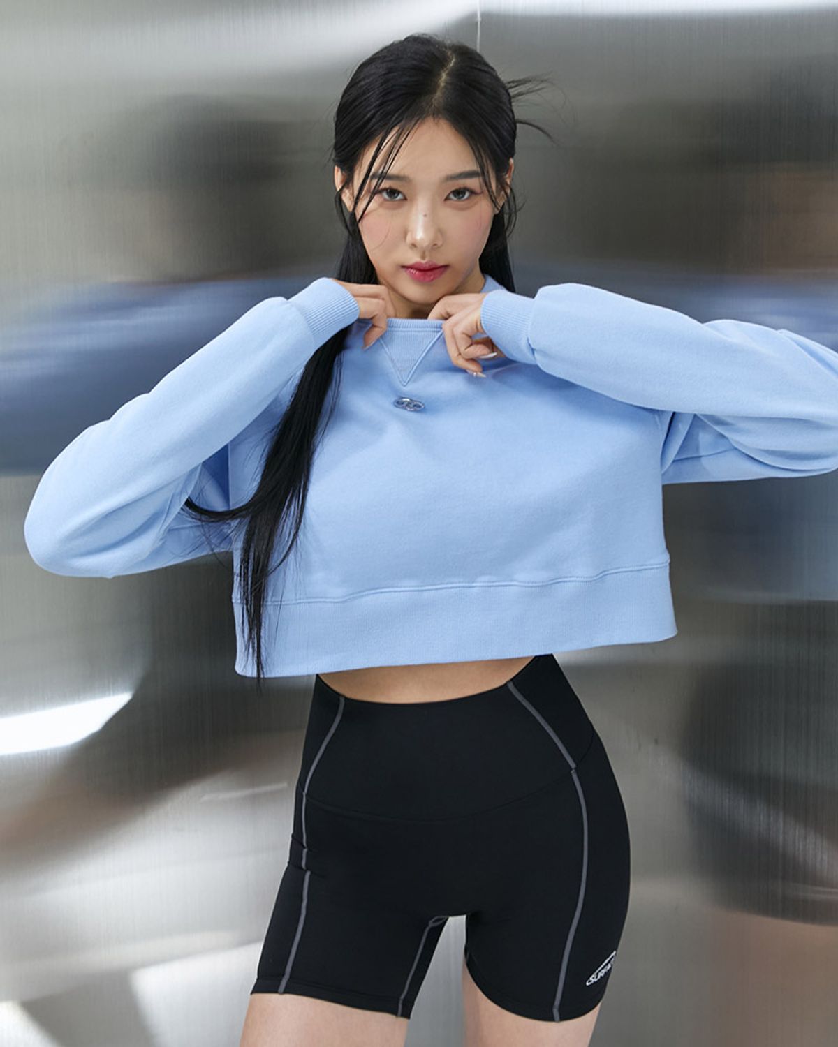 본투윈(BORN TO WIN) B PENDANT CROP SWEATSHIRTS [SKY BLUE]