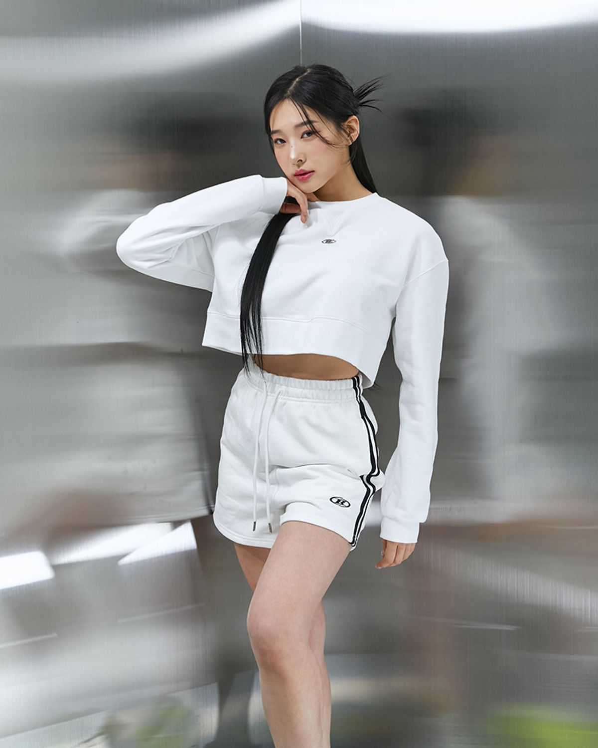 본투윈(BORN TO WIN) B PENDANT CROP SWEATSHIRTS [WHITE]