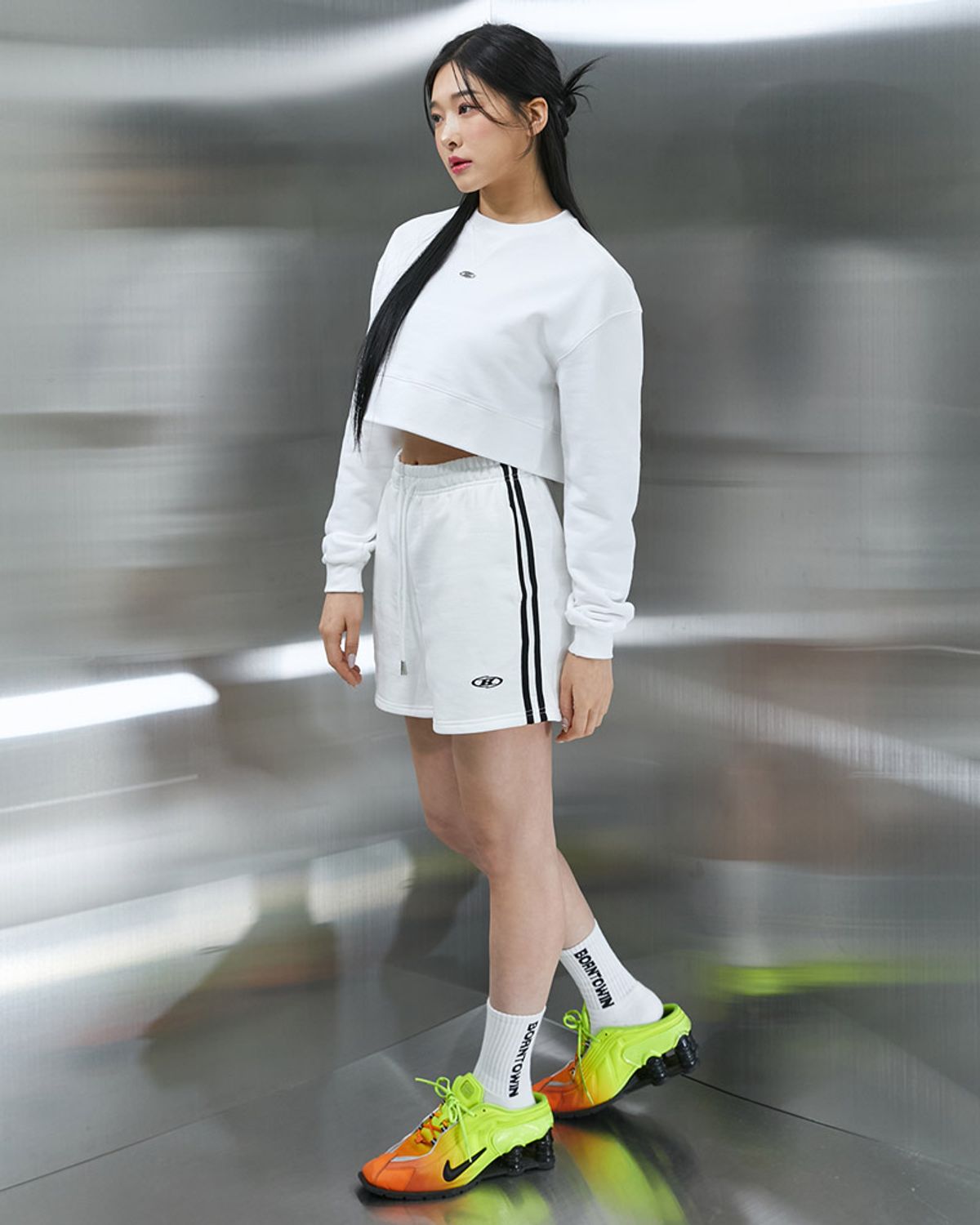 본투윈(BORN TO WIN) B PENDANT CROP SWEATSHIRTS [WHITE]