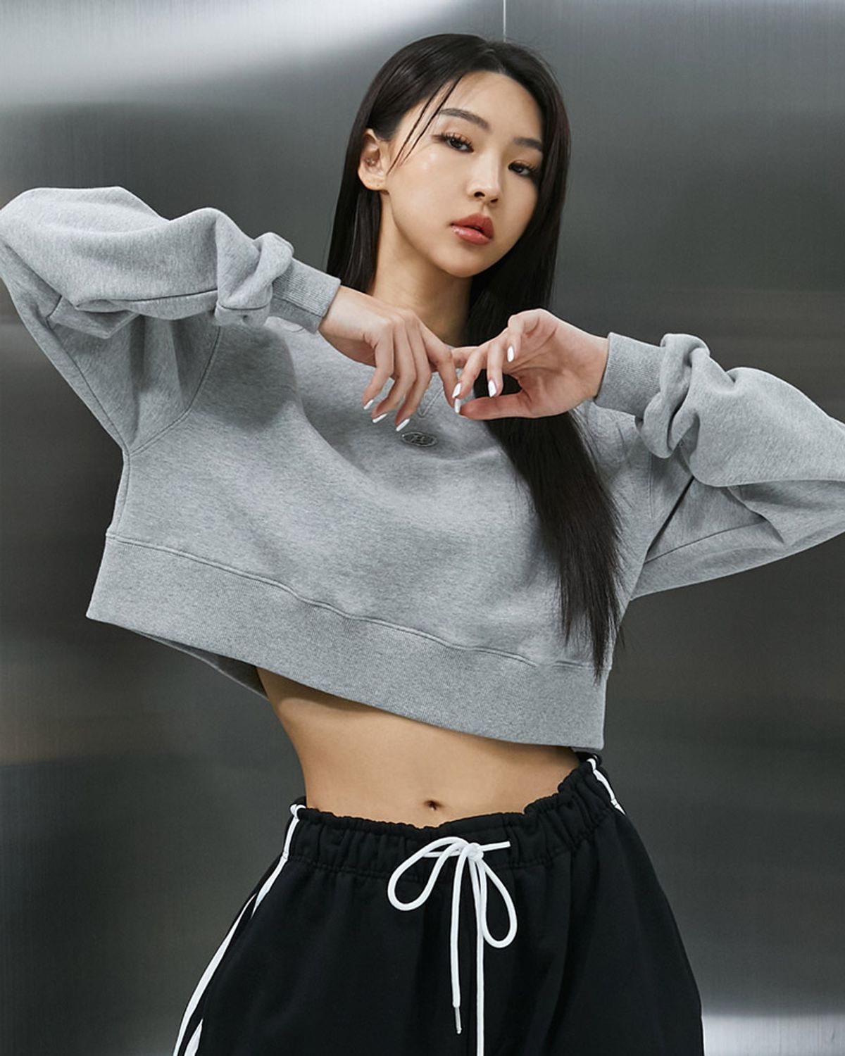 본투윈(BORN TO WIN) B PENDANT CROP SWEATSHIRTS [MELANGE GREY]