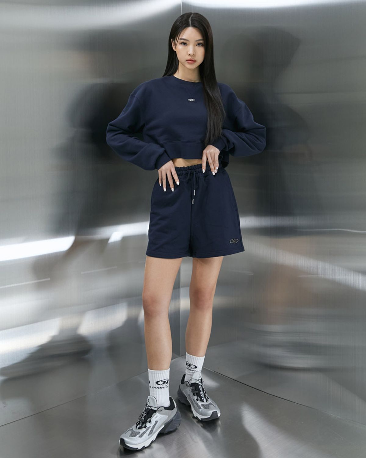 본투윈(BORN TO WIN) B PENDANT CROP SWEATSHIRTS [NAVY]