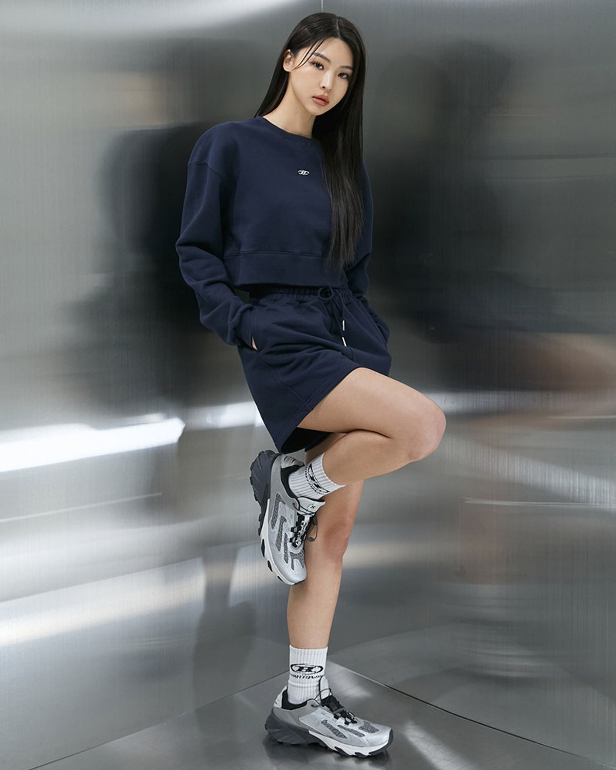 본투윈(BORN TO WIN) B PENDANT CROP SWEATSHIRTS [NAVY]