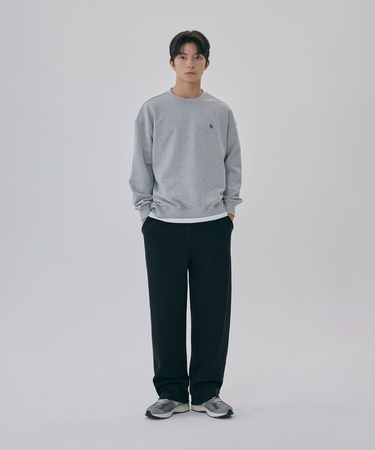 에이지오디(AGOD) 오버핏 시그니처 자수 스웨트 셔츠 [그레이]