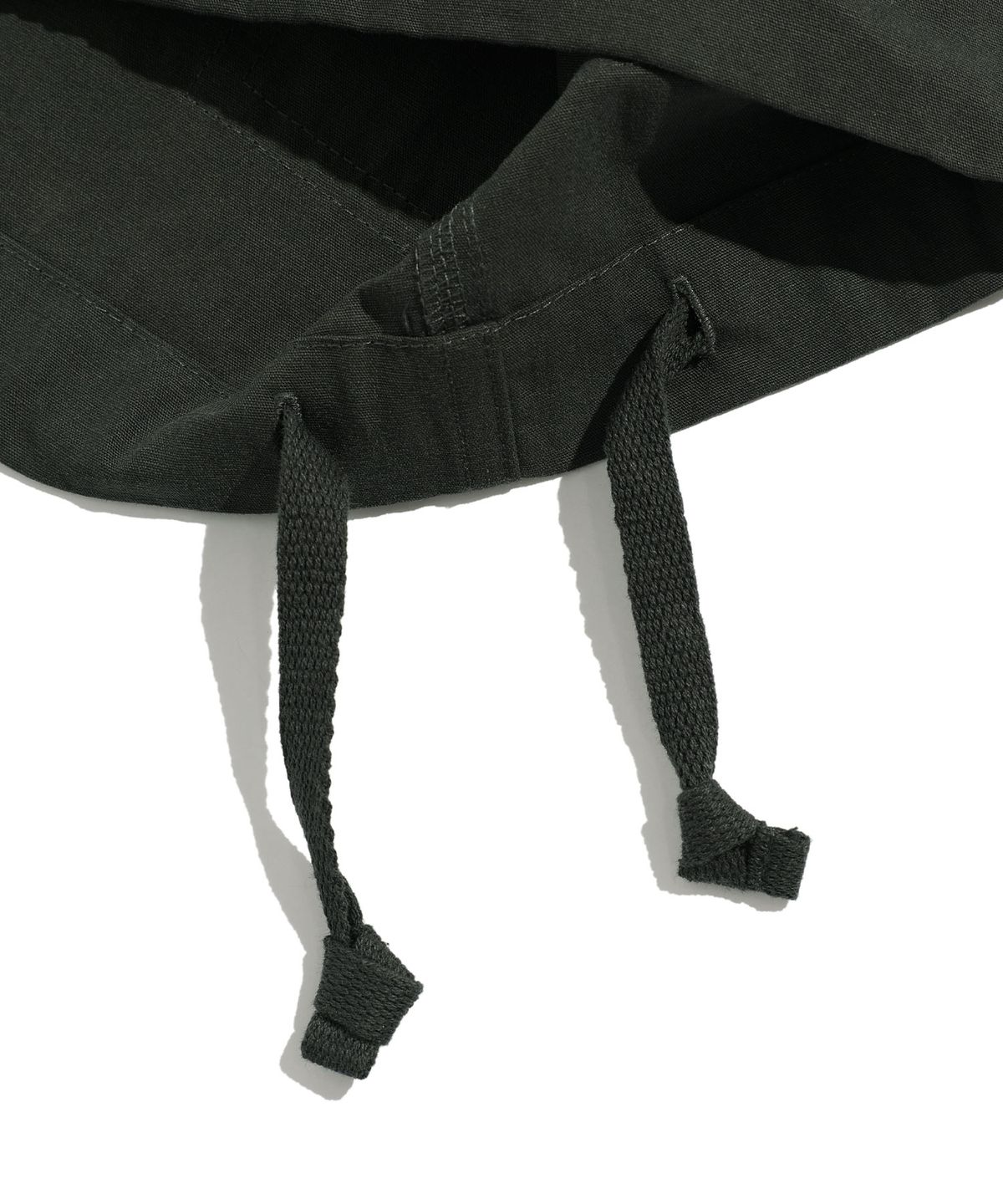 나이스고스트클럽(NICEGHOSTCLUB) FFATS PARACHUTE CARGO SHORTS_CHARCOAL(NG2EMUPA61A)
