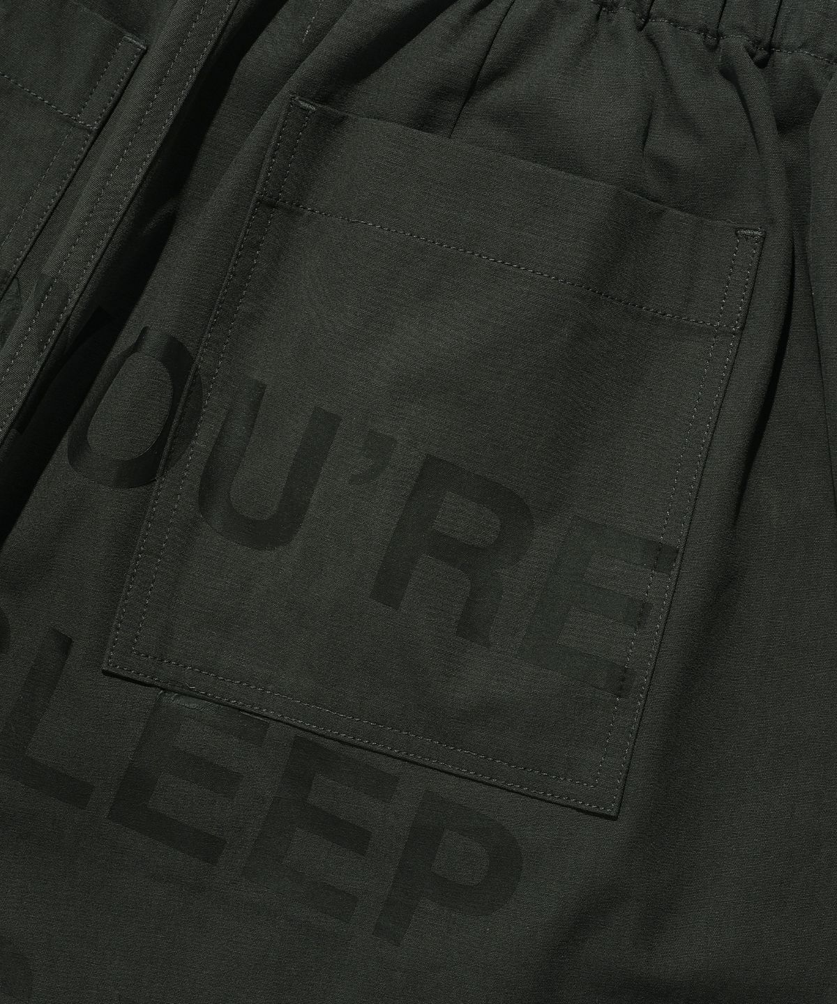 나이스고스트클럽(NICEGHOSTCLUB) FFATS PARACHUTE CARGO SHORTS_CHARCOAL(NG2EMUPA61A)