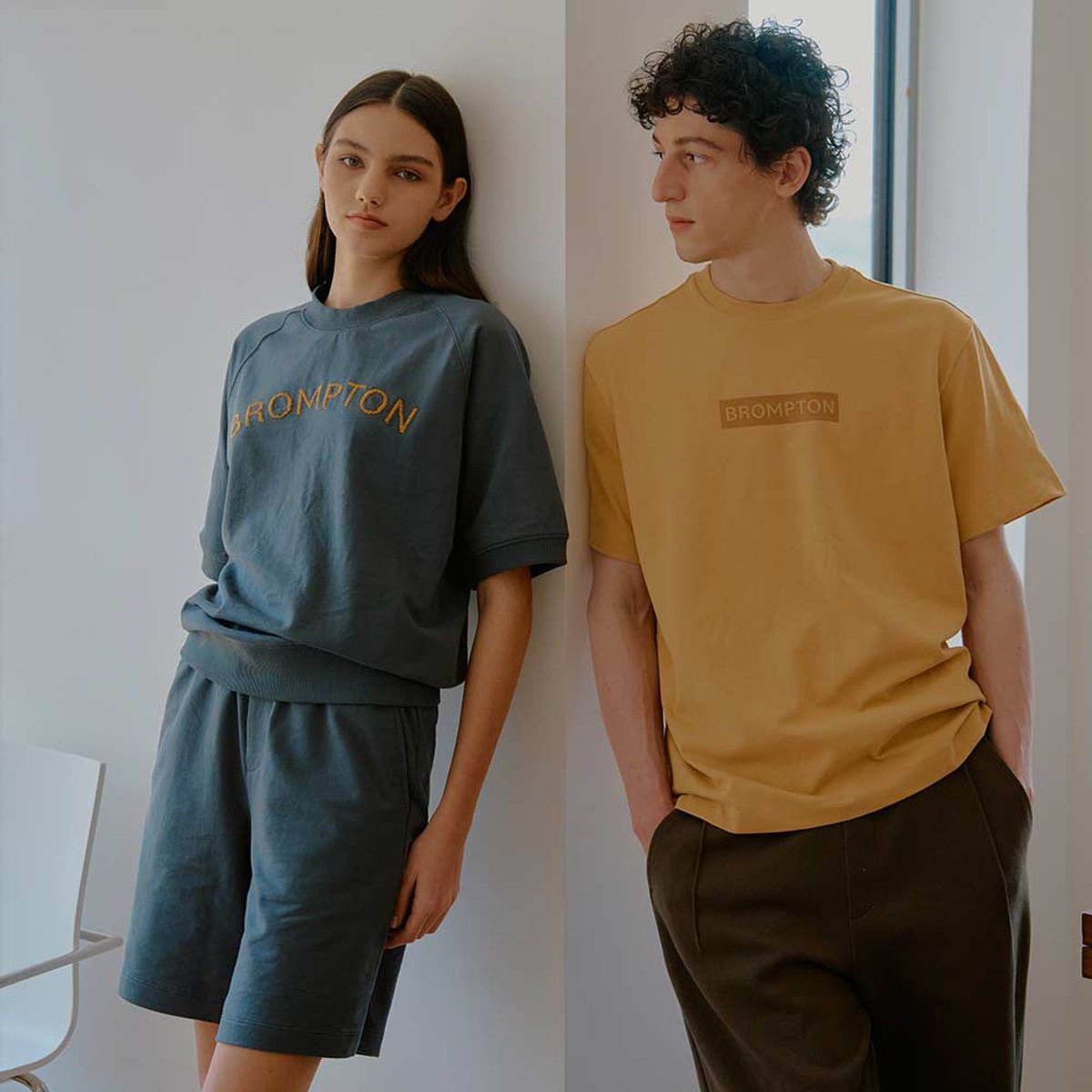 브롬톤 런던(BROMPTON LONDON) CHEST LOGO FLOCK T-SHIRT - MUSTARD (P242UTS412)