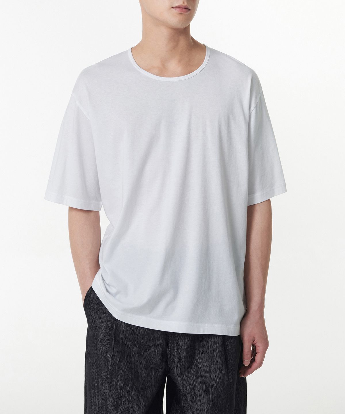 무신사 스탠다드(MUSINSA STANDARD) 릴렉스드 CR 스쿱 넥 티셔츠 [화이트]
