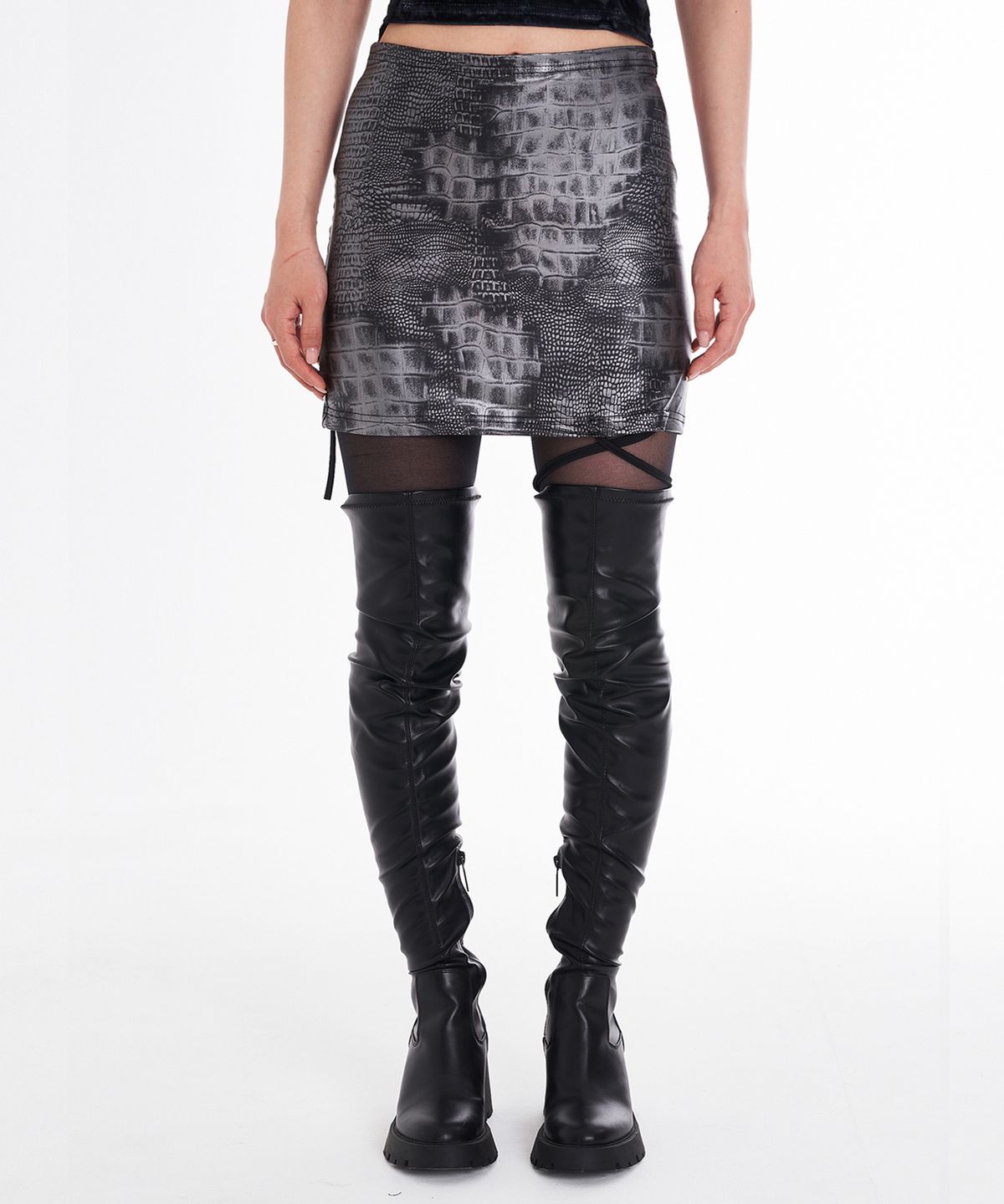 어세이(ASSAY) PYTHON PRINT MINI SKIRT (BLACK)