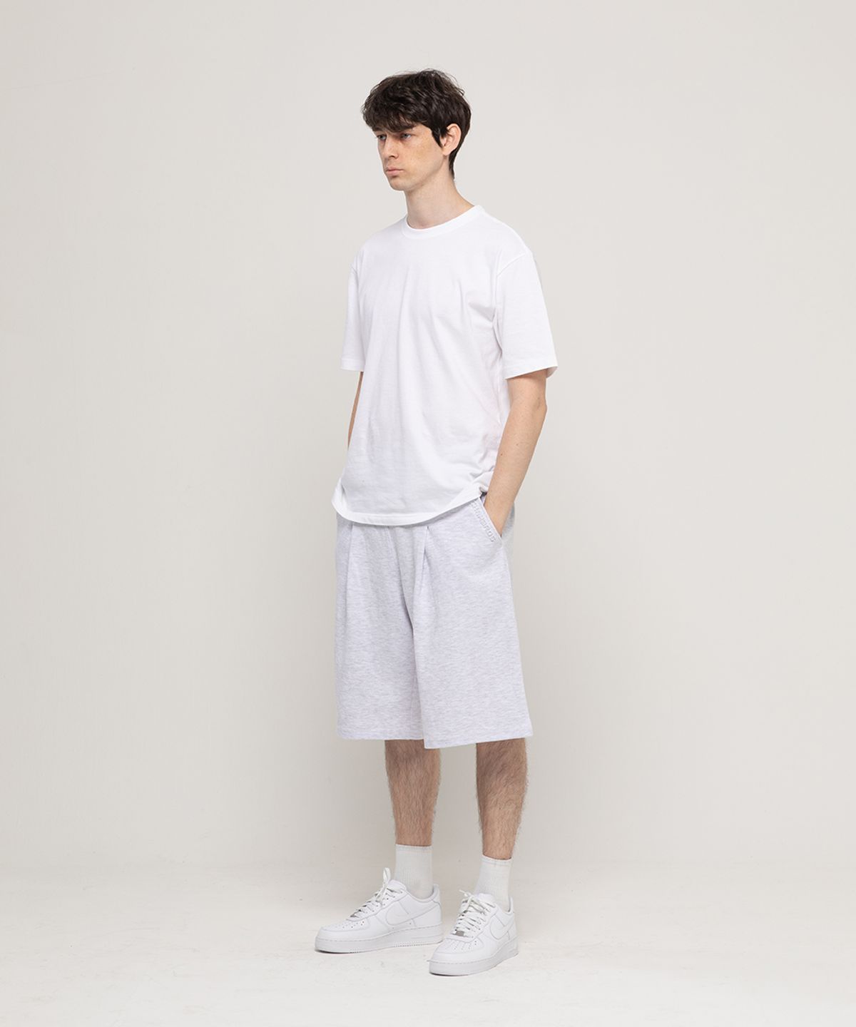 챔브로스(CHAMBROS) 포인트 로고 엠보 원턱 스웨트 반바지 버뮤다 팬츠 [화이트메란지]