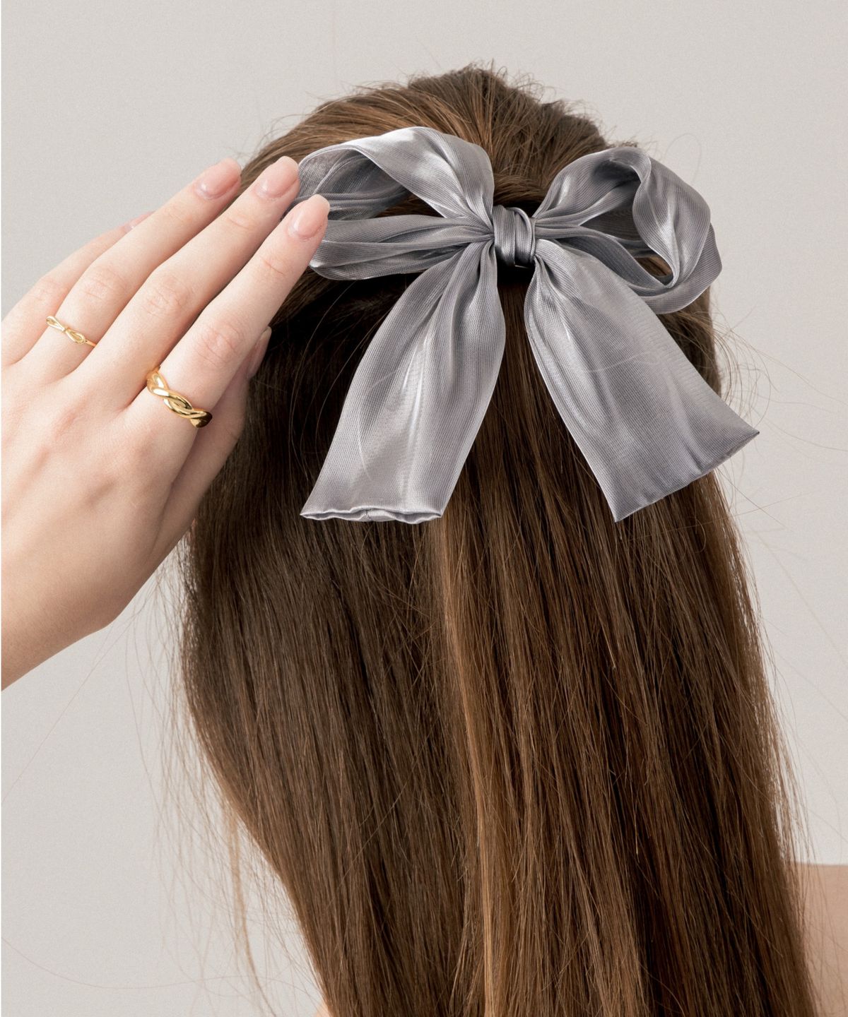 릴리코리(LILYKORI) Grey Joli Ribbon Pin