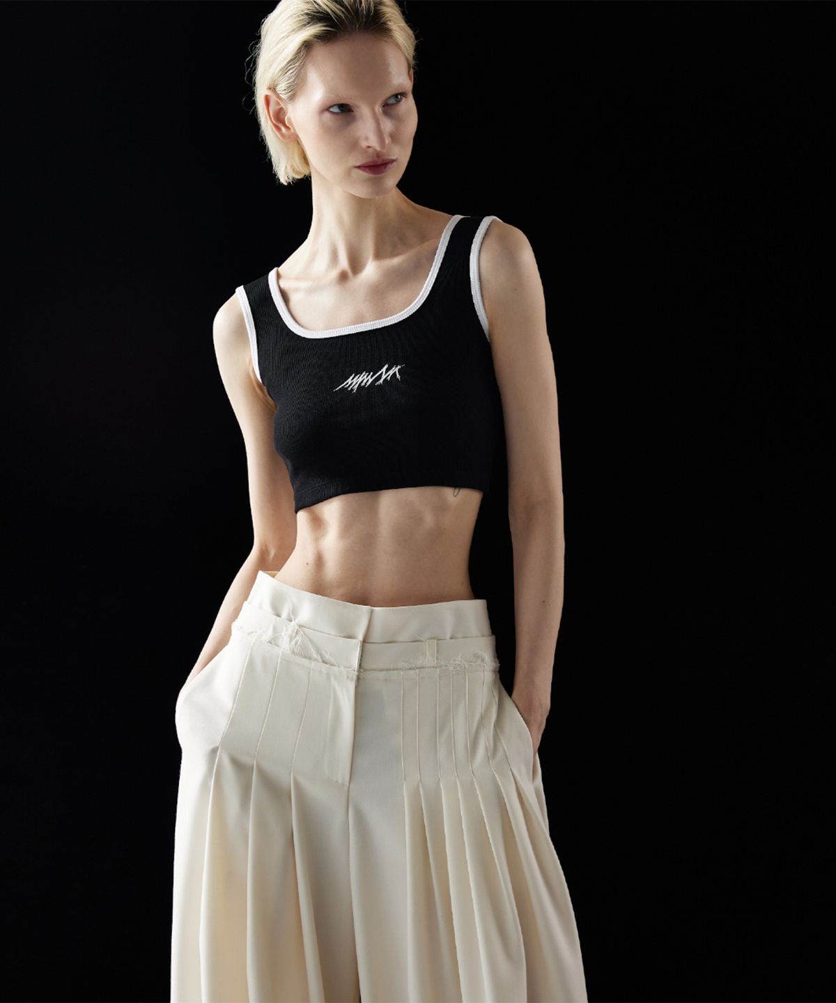 므아므(MMAM) Signature logo basic line detail sleeveless top