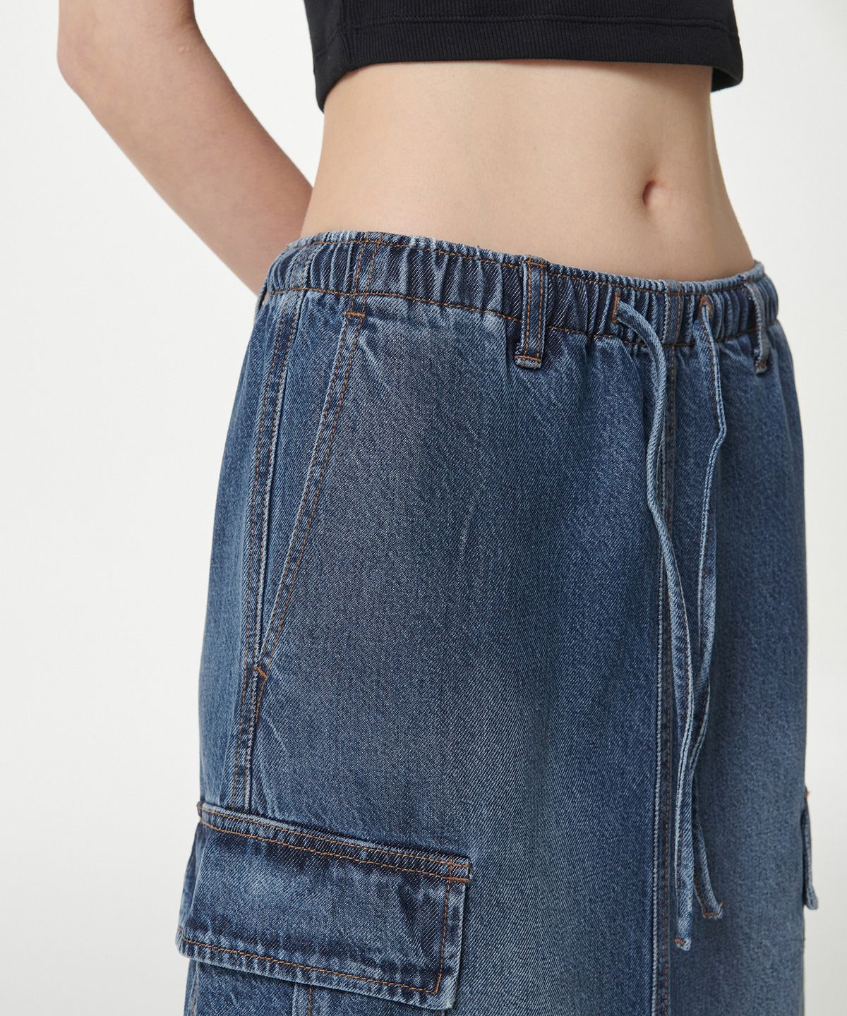무신사 스탠다드 우먼(MUSINSA STANDARD WOMAN) 우먼즈 데님 카고 밴딩 맥시 스커트 [미디엄 인디고]