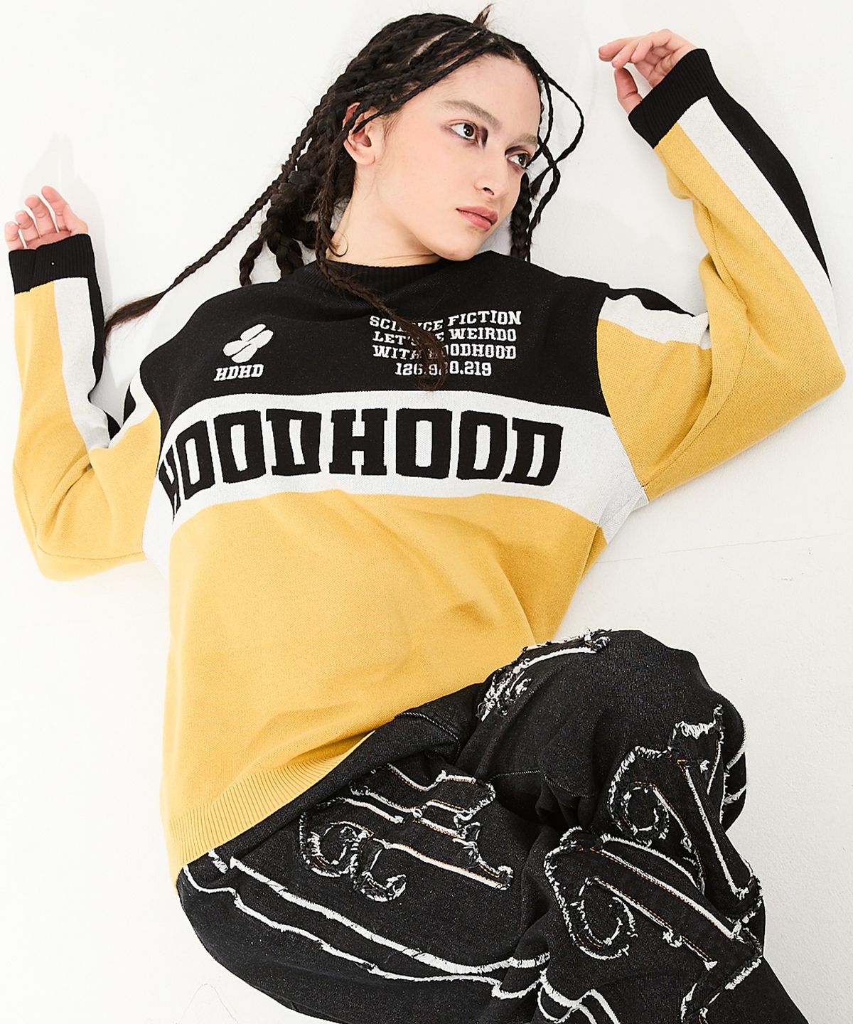 후드후드(HOODHOOD) 컬러블록 레이싱 크루넥 니트 블랙