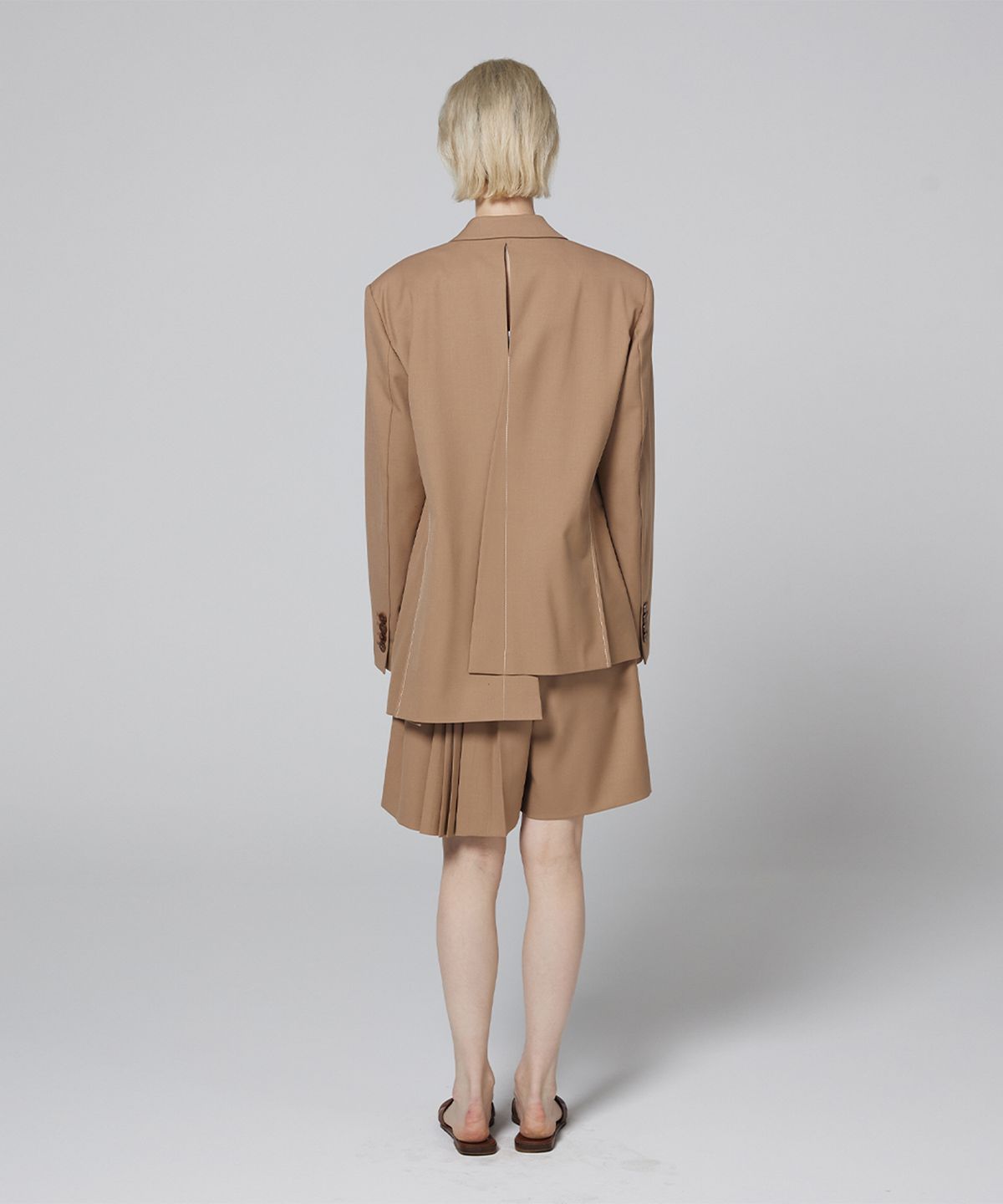 므아므(MMAM) Signature unbalance pin tuck short flare slacks