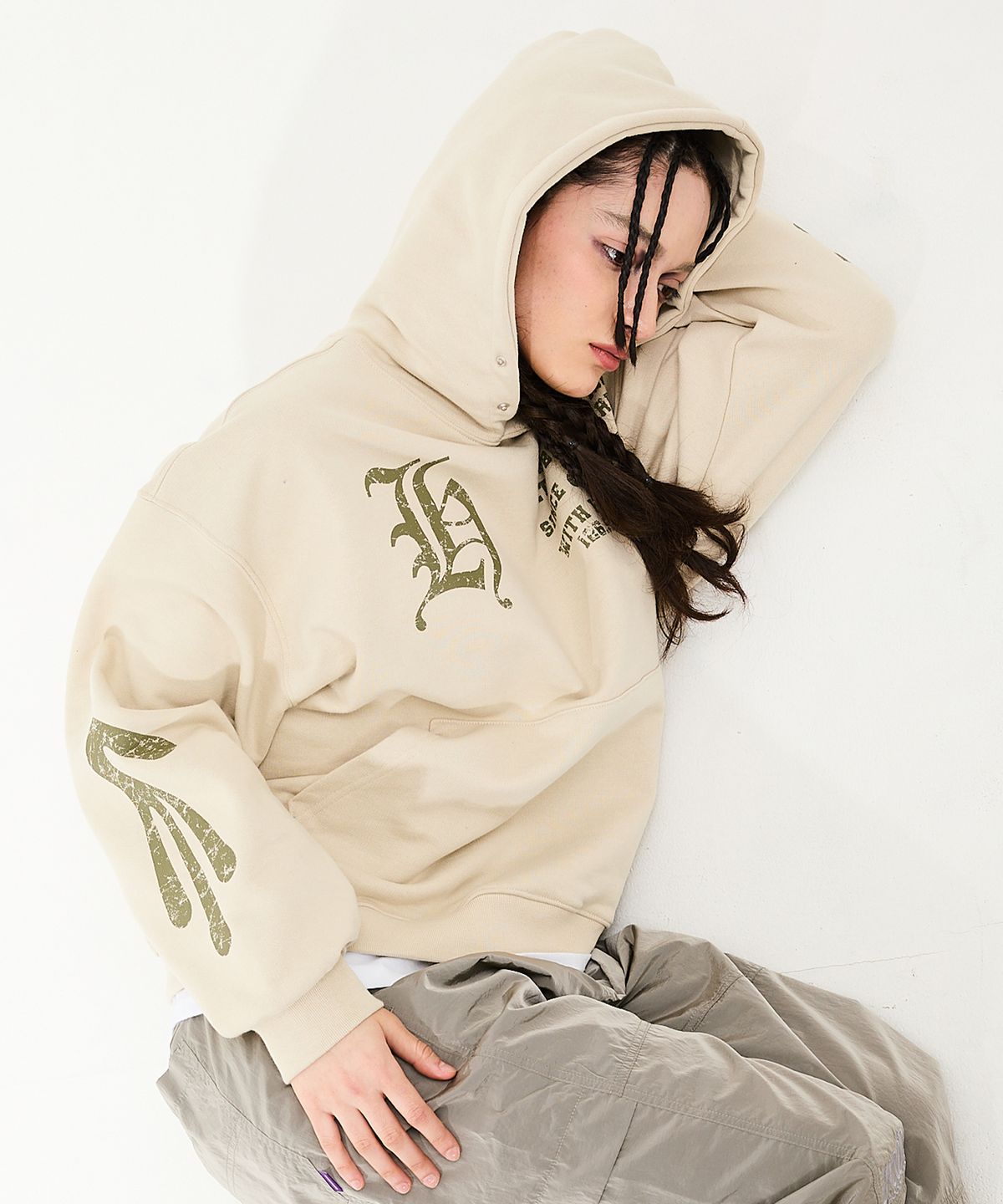 후드후드(HOODHOOD) 에일리언 바시티 후드 베이지