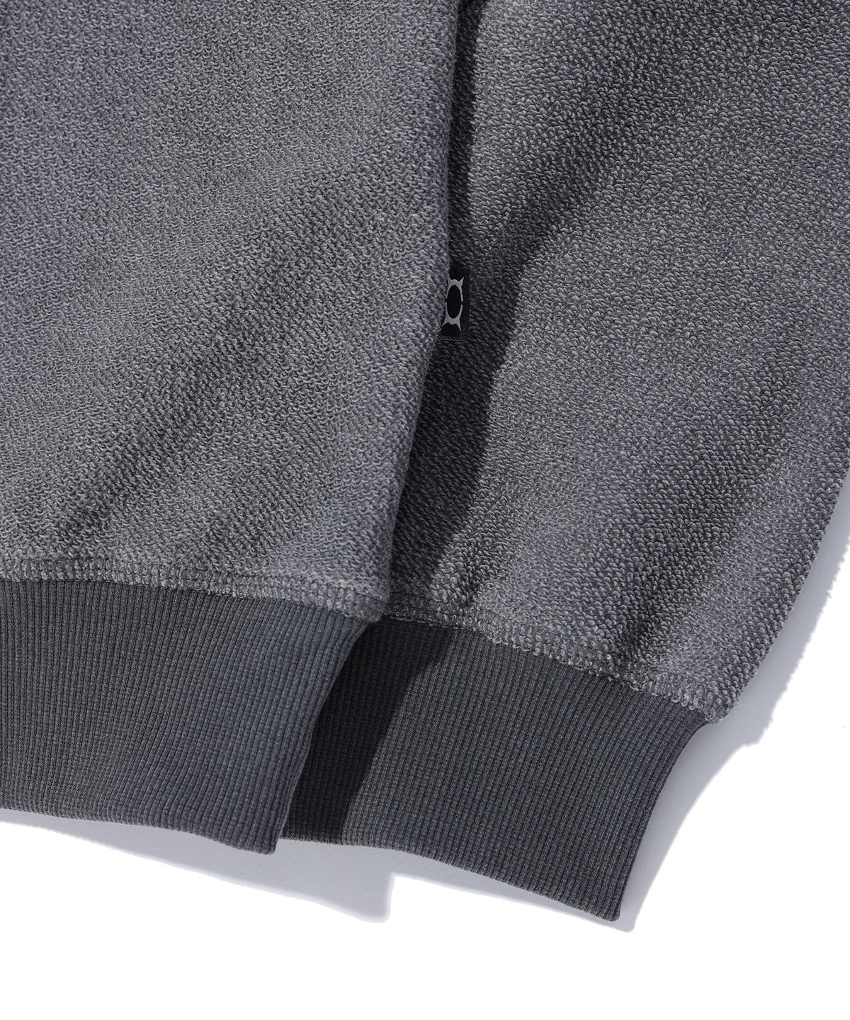 크리틱(CRITIC) INCISION PIGMENT SWEATSHIRTS CHARCOAL