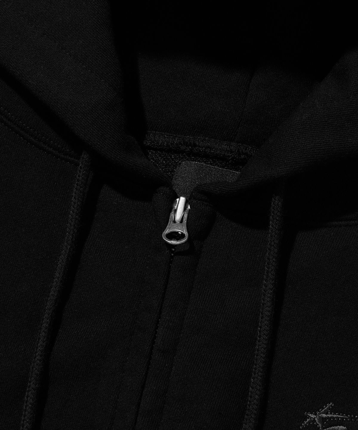 스웨이드(SUADE) CROP HOOD ZIP UP [BLACK]