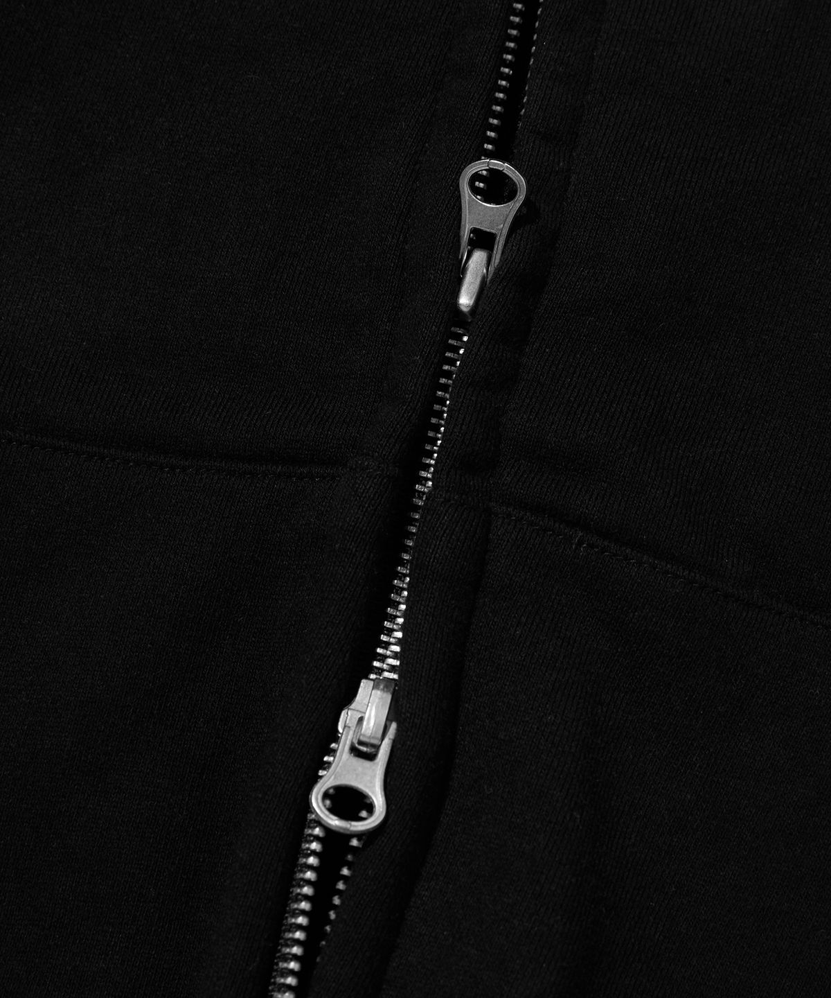 스웨이드(SUADE) CROP HOOD ZIP UP [BLACK]
