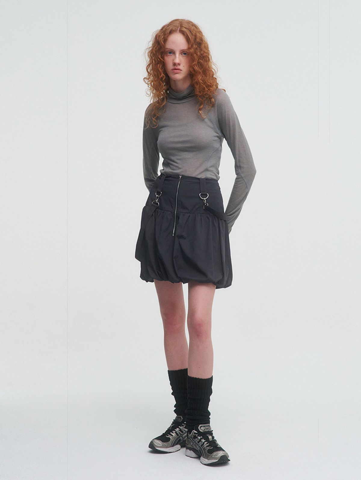 뚜오미오(TUOMIO) STRAP BALLOON SKIRT [CHARCOAL]