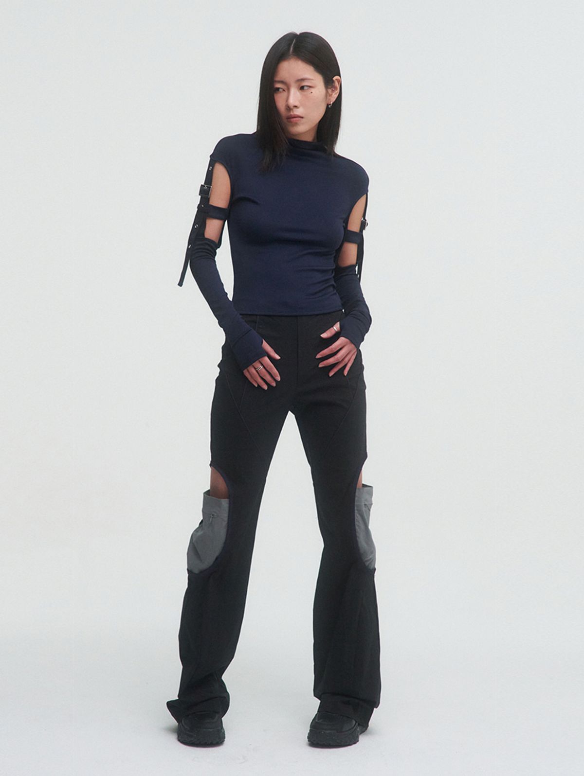 뚜오미오(TUOMIO) CUT OUT BELTED TOP [NAVY]