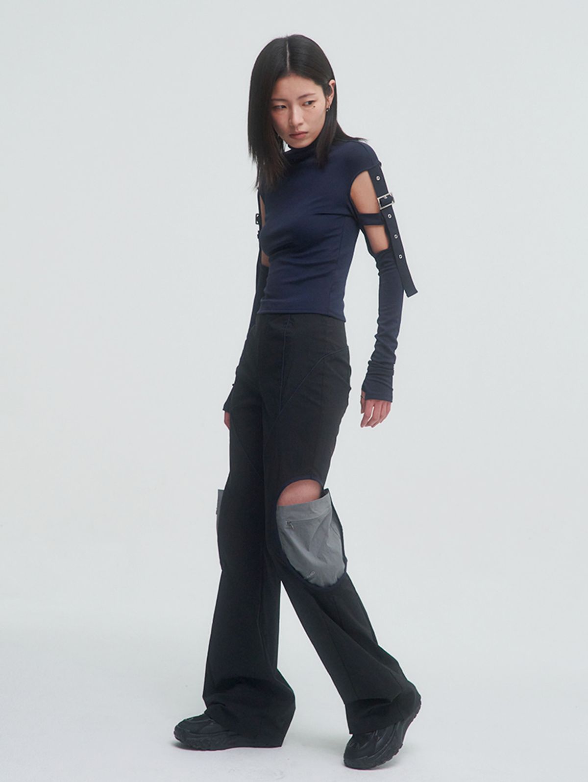 뚜오미오(TUOMIO) CUT OUT BELTED TOP [NAVY]
