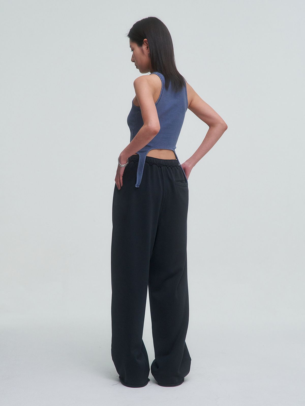 뚜오미오(TUOMIO) GARMENT DYED TAIL TANK [BLUE]