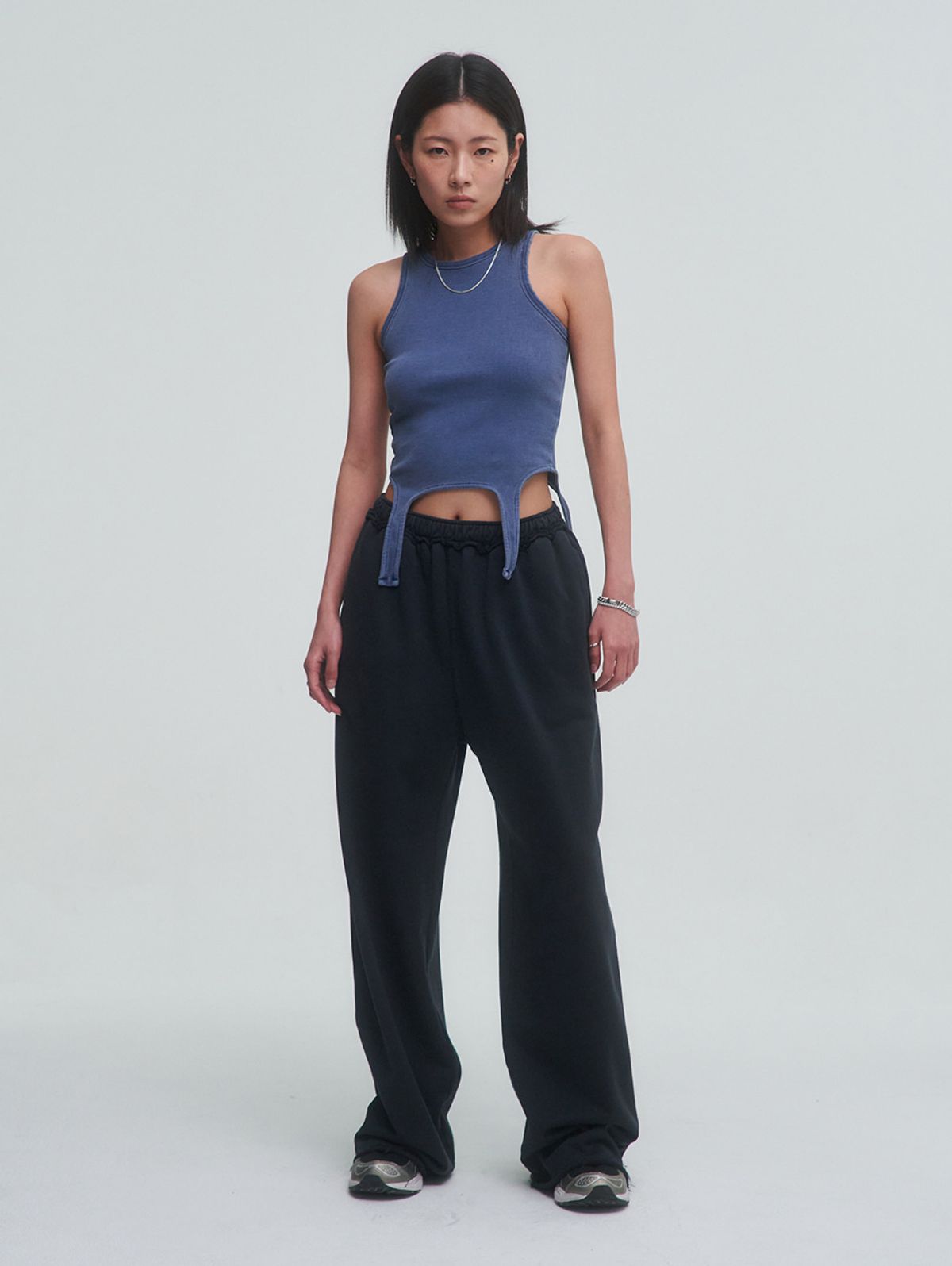 뚜오미오(TUOMIO) GARMENT DYED TAIL TANK [BLUE]