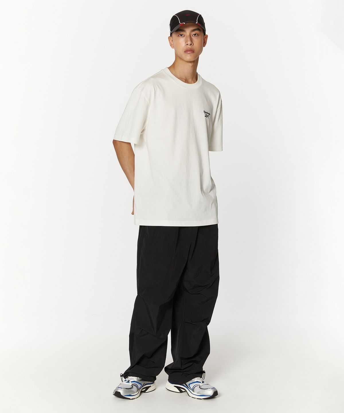 리복(REEBOK) 스몰 로고 티셔츠 - 오프 화이트