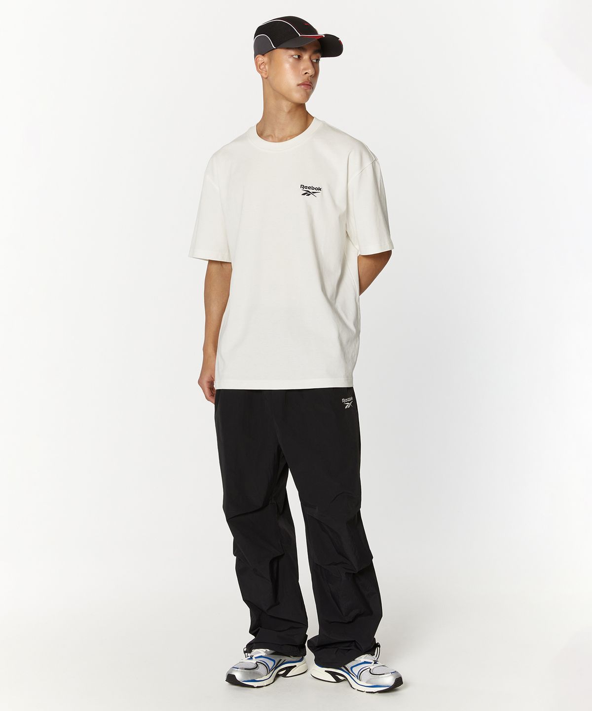 리복(REEBOK) 스몰 로고 티셔츠 - 오프 화이트