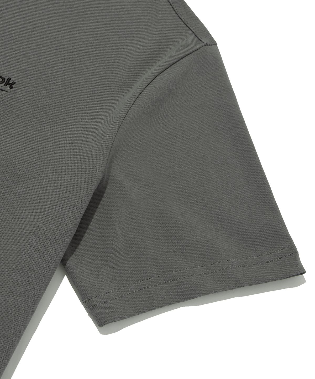 리복(REEBOK) 스몰 로고 티셔츠 - 차콜